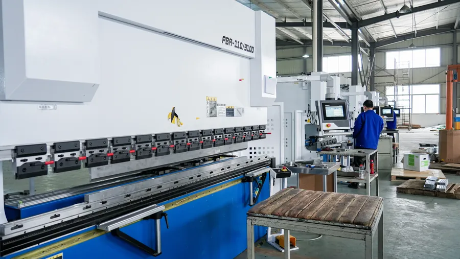 Sheet-metal press brake in the cabinet workshop