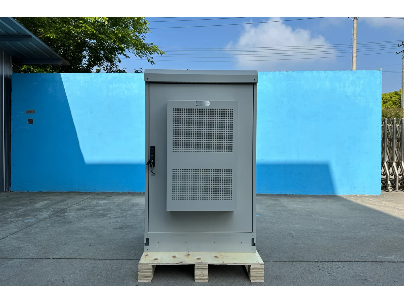Outdoor cabinet exposed to a real installation environment