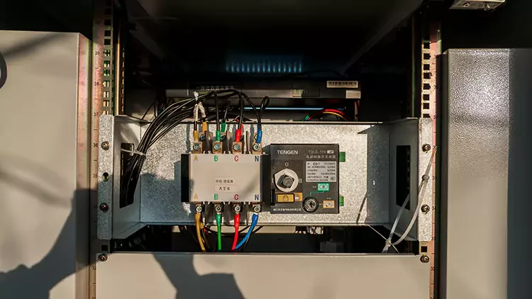 Control and communication wiring inside the Qinhuo telecom energy cabinet